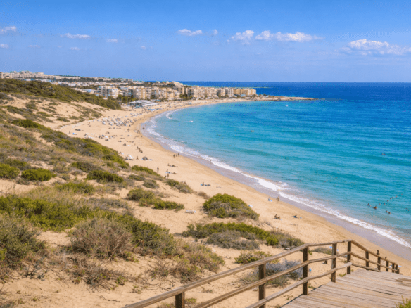 , Dlaczego cudzoziemcy kupują nieruchomości w Hiszpanii? Por&oacute;wnanie z Polską (dane 2026)